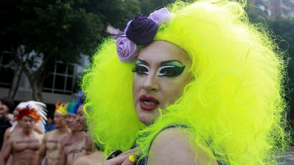 Суретті түсірген Элисиа Солис Автобуста қыздарды сипалап жатқан видео